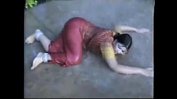 سكس هندي رقاصة شرموطة رقص مثير على الارض